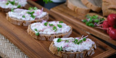 Krajíce chleba s ředkvičkovou pomazánkou s kozím sýrem