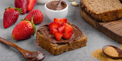 Semínkový chléb s lískooříškovou pomazánkou a jahodami