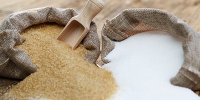 Pytle s bílým a třtinovým cukrem