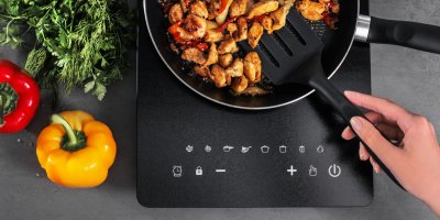 Příprava jídla na malé, přenosné indukční desce