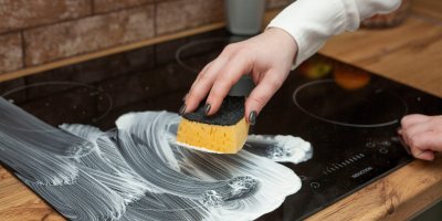 Čištění indukční desky.