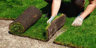 Pokládání pruhu tzv. travního koberce