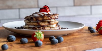 Lívance z kamutové mouky s banánem, jahodami, borůvkami a čokoládou