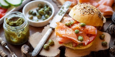 Kamutová houska s uzeným lososem, kapary a rajčetem, kaparová pomazánka