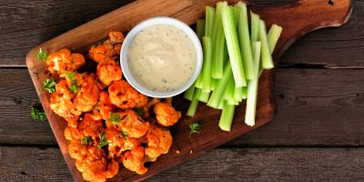 Smažený květák na prkénku s dipem