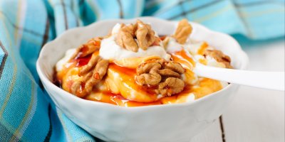 Řecký jogurt s medem a kousky ořechů