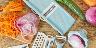Multifunkční kráječ a nástavce a okolo nakrouhaná cibule a mrkev
