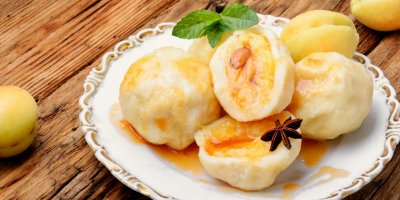 Tvarohové knedlíky s meruňkami na talíři