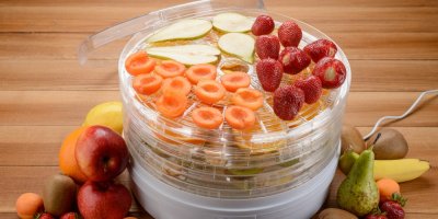 Sušička na ovoce a uvnitř jahody, meruňky a další ovoce