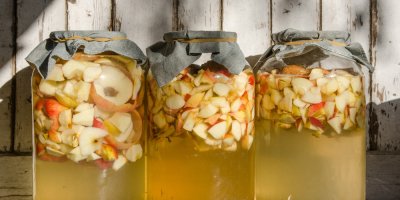 Tři sklenice naplněné jablky