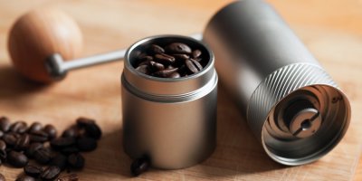 Moderní manuální mlýnek na kávu