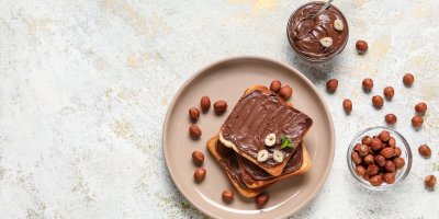 Toasty namazané lískooříškovým krémem, lískové oříšky