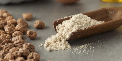 Dřevěná naběračka s tygří moukou a vyloupanými tygřími ořechy