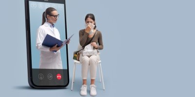 Mladá žena smrká. Se zvládnutím projevů alergie jí pomáhá mobilní aplikace