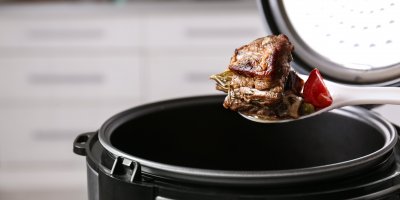 Vařečka s kousky masa a zeleniny z tlakového hrnce