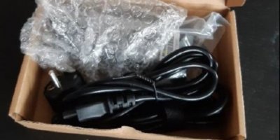 Nebezpečná nabíječka zabalená v krabici