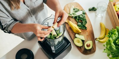 Člověk dává do mixéru avokádo a banán
