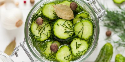 Nakládané okurky v nálevu s koprem