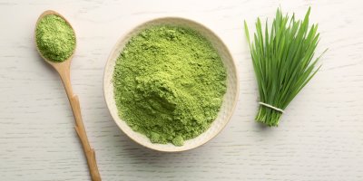 Svazek mladého ječmene a mladý ječmen v prášku