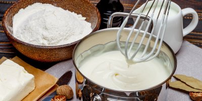 Bešamel v hrnci a kolem jeho ingredience