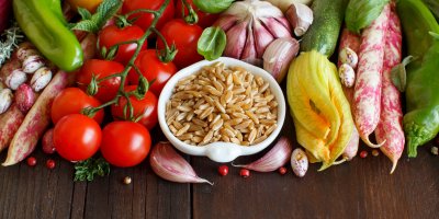 Kamut v misce a kolem zelenina (rajčata, česnek, paprika, cuketa)