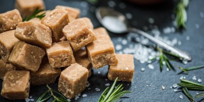 Domácí karamelky nakrájené na kostky