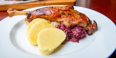 Husí stehno s červeným zelím a bramborovými knedlíky