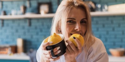 Žena cucá citron, aby zastavila škytavku