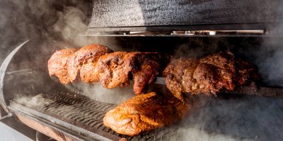 Udící se kousky masa v udírně