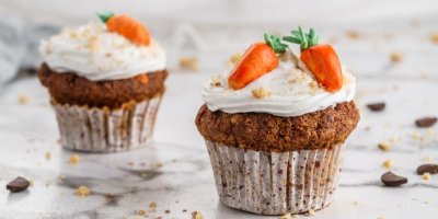 Dva muffiny ozdobené marcipánovou mrkvičkou