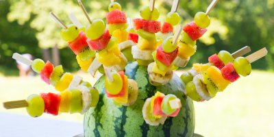 Meloun a v něm napíchané ovocné špízy z banánu, kiwi, melounu, ananasu a hroznového vína