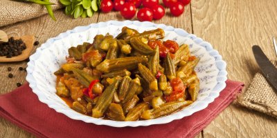 Tradiční turecký pokrm z okry a další zeleniny na talíři