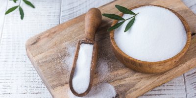 Miska a naběračka s bílým cukrem