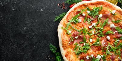 Pizza s dušenou šunkou, mozzarellou a rukolou