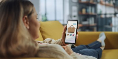 Žena nakupuje pomocí telefonu