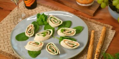 Tortillové jednohubky se špenátem a lososem