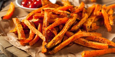 Okořeněné hranolky na papíře