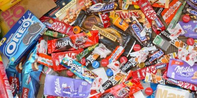Spousta obalů od čokolád a čokoládových tyčinek