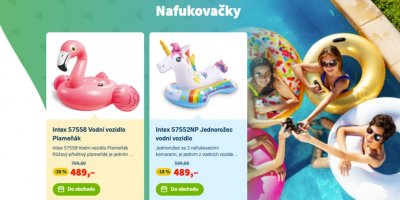 Nafukovačky ve tvaru plameňáka a jednorožce s cenovkou 489 Kč, dívky s nafukovacími kruhy