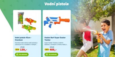 Vodní pistole a cenovka 139 Kč, Nerf pistole a cenovka 489 Kč, děti stříkají vodu z hadice