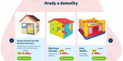 Tři zahradní domečky s cenovkami 4 189 Kč, 3 489 Kč, 1 499 Kč