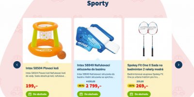 Plovací koš s cenovkou 199 Kč, nafukovací skluzavka do bazénu s cenovkou 2 799 Kč, sada na badminton s cenovkou 269 Kč