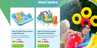 Dvě vodní hrací centra s cenovkami 1 499 Kč a 1 289 Kč, dvě děti v hracím centru