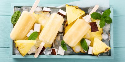 Žluté nanuky, ananas, kokos, led a máta v bedýnce