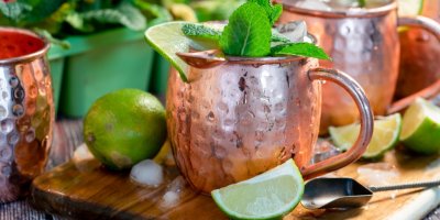 Mojito v měděném hrnku, limeta, máta a led