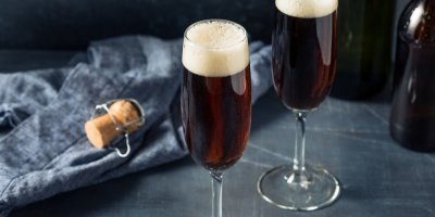 Pivní koktejl Black velvet ve dvou sklenicích