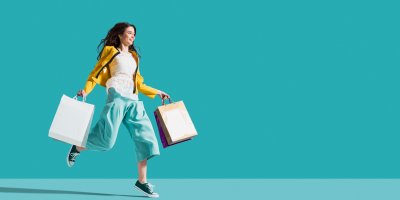 Žena s nákupními taškami