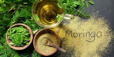 Lístky, prášek a odvar z moringy, nápis moringa