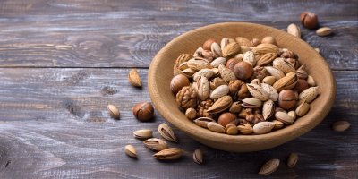 Různé druhy ořechů v misce