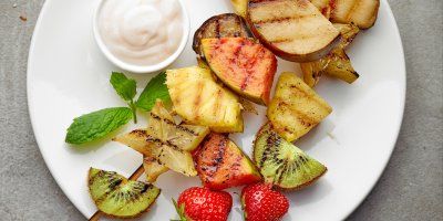 Špízy z grilovaného kiwi, ananasu, melounu, jablka, jogurtová omáčka